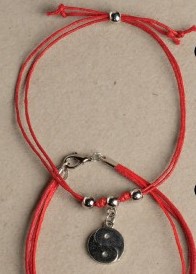 [1747] PULSERA HILO ROJO CON DIJE YING Y YANG